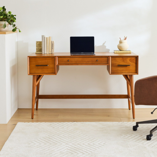 Meja kerja dengan tampilan geometris dan garis-garis yang tegas